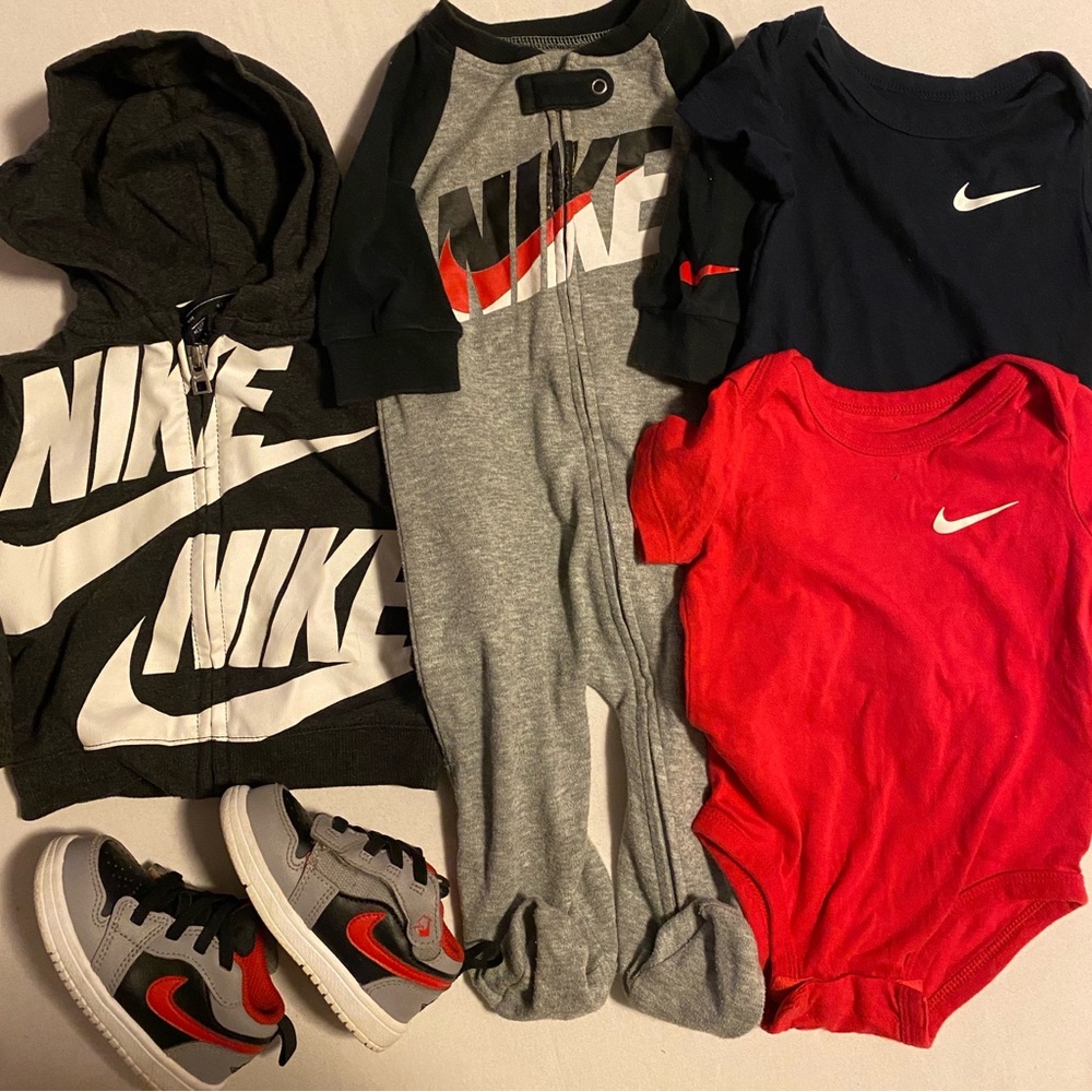 Nike Jacket, Onesies (6m) &
Toddler Nike shoes DR9747-060
Size 5C